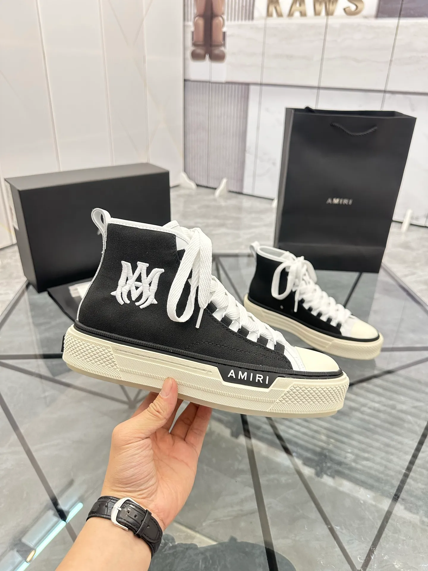 Men's shoes: 💰P560¥ Guangzhou top quality Product trademark: AMIRI* "Amir*" high-top casual shoes Regular size: 39-44 (can be customized to 45) Product materials: upper imported first-layer cowhide stitching original material, sheepskin lining, original outsole. Number: 525